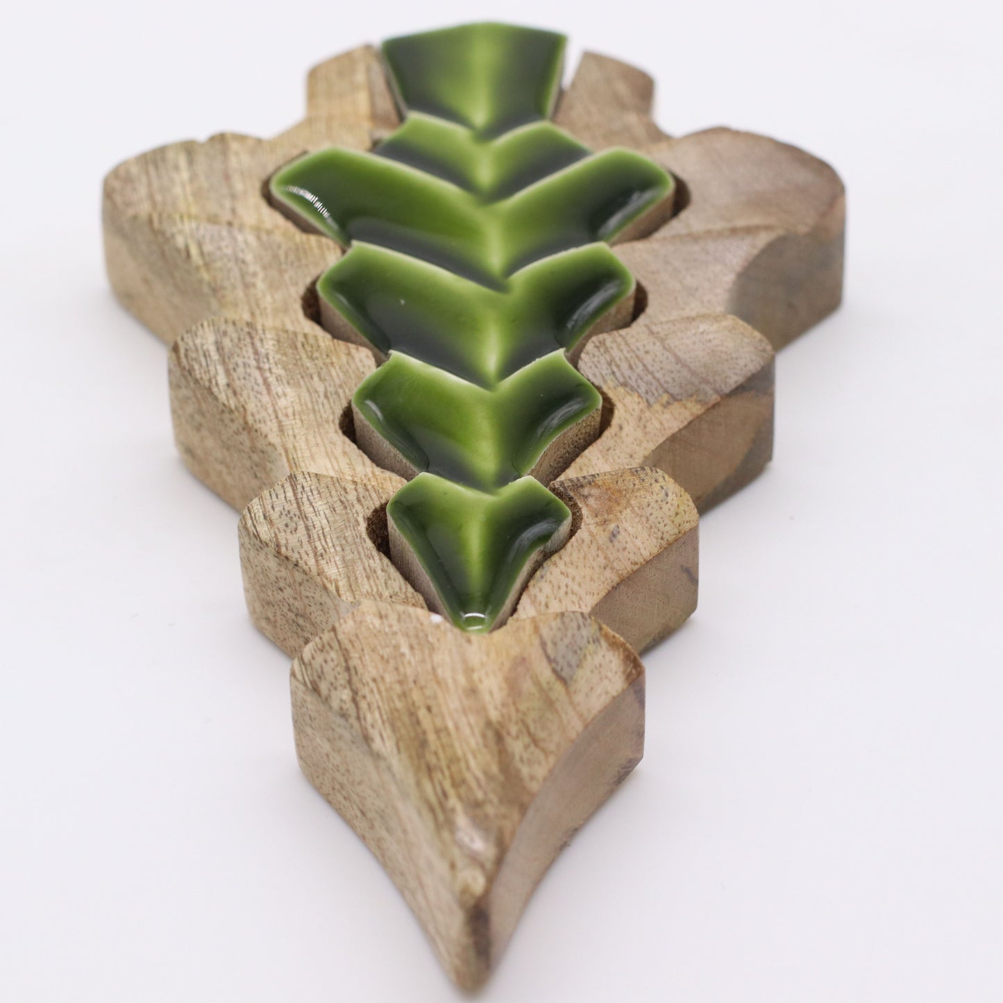 Perdido en el Bosque - Decoración de madera con un pequeño árbol dentro de un árbol - 15x10 cm