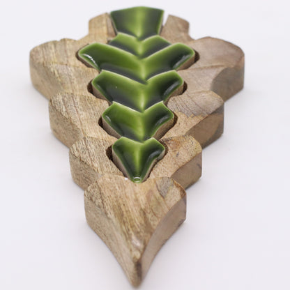 Perdido en el Bosque - Decoración de madera con un pequeño árbol dentro de un árbol - 15x10 cm